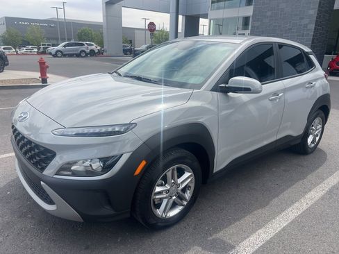 Used 2022 Hyundai Kona SE image 4