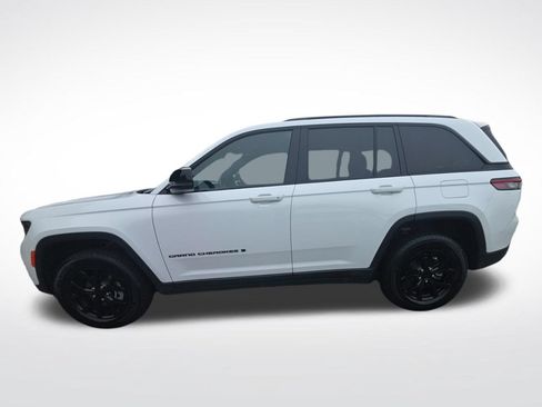 Used 2025 Jeep Grand Cherokee Altitude AWD/4WD image 2