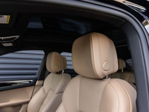 Certified 2025 Porsche Macan AWD/4WD image 24