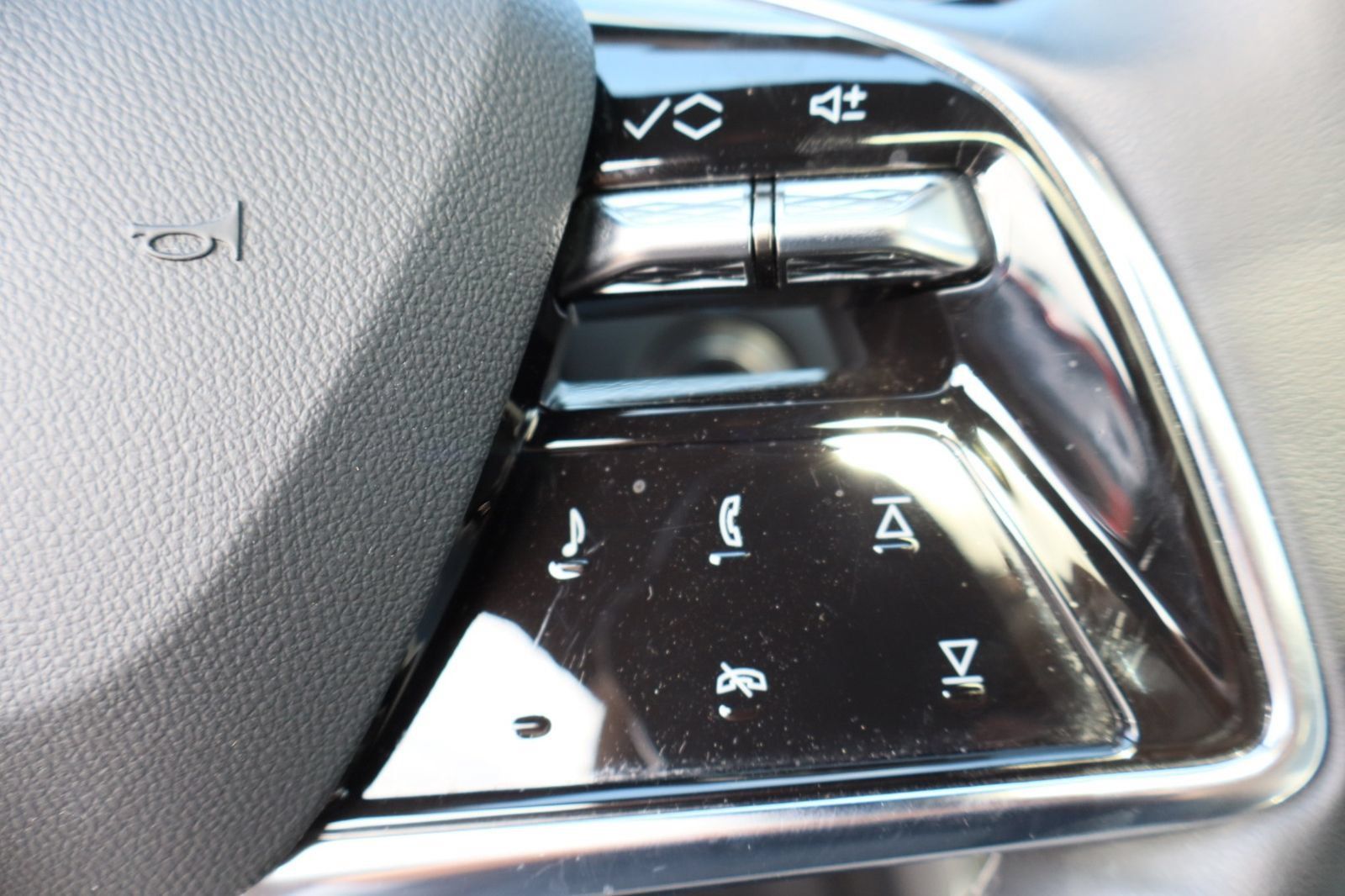 Used 2024 Cadillac Lyriq Luxury AWD/4WD image 25