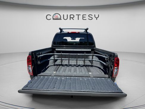 Used 2010 Nissan Frontier LE RWD image 11