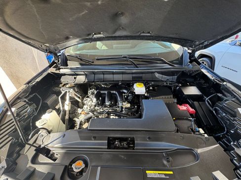 Used 2025 Nissan Pathfinder SV FWD image 35