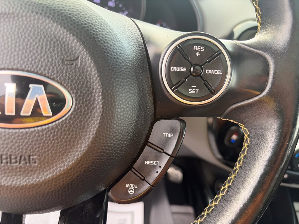 Used 2014 Kia Soul + w/ Primo Package FWD image 35