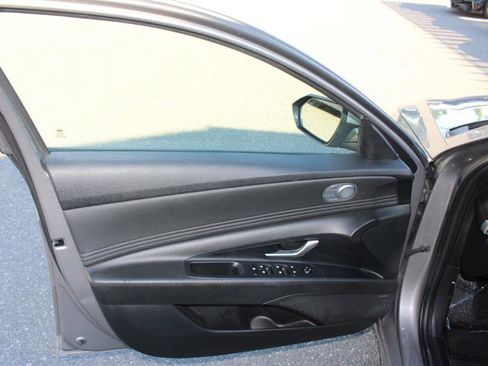 Used 2023 Hyundai Elantra Limited FWD image 10