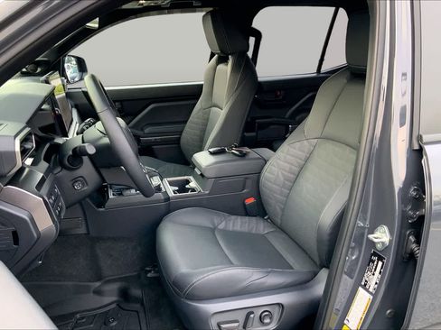 Used 2025 Toyota 4Runner TRD Off-Road Premium AWD/4WD image 8