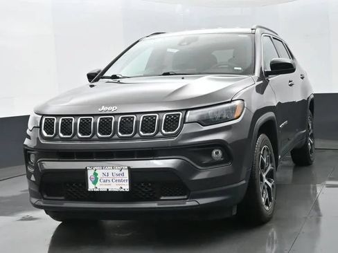 Used 2024 Jeep Compass Latitude AWD/4WD image 1