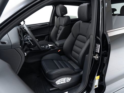 Certified 2025 Porsche Macan AWD/4WD image 5