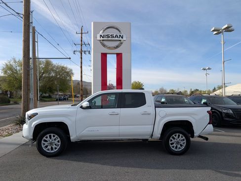 Used 2025 Toyota Tacoma SR5 AWD/4WD image 3