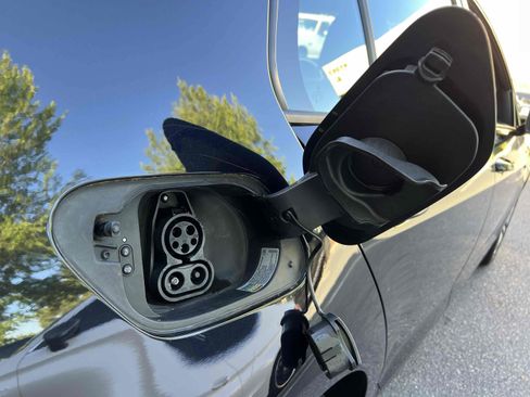 Used 2019 Volkswagen e-Golf SE w/ Driver Assistance Package FWD image 9