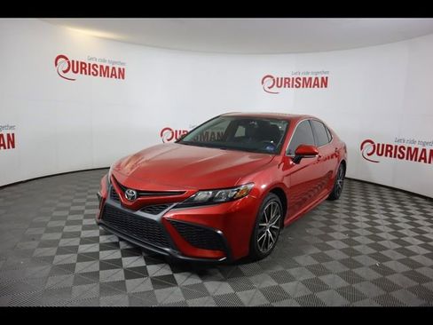 Used 2024 Toyota Camry SE image 3