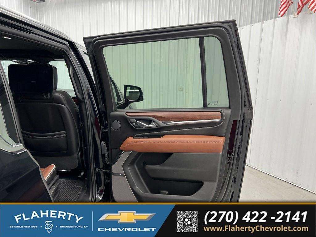 Used 2023 GMC Yukon XL Denali Ultimate AWD/4WD image 12