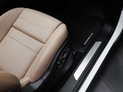 Certified 2025 Porsche Cayenne AWD/4WD image 38