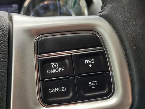 Used 2015 Chrysler Town & Country Touring w/ Driver Convenience Group image 18