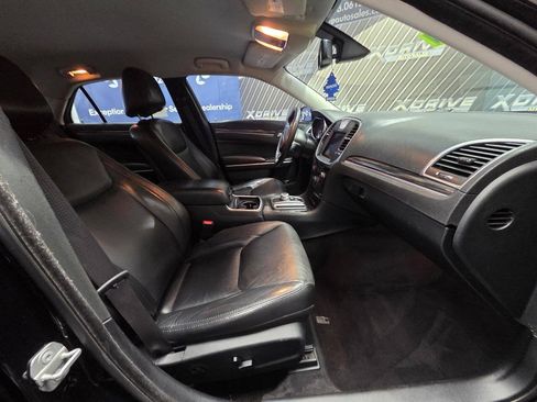 Used 2018 Chrysler 300 Touring L AWD/4WD image 26