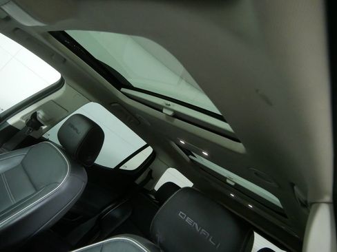 Used 2022 GMC Acadia Denali w/ Denali Ultimate Package image 11