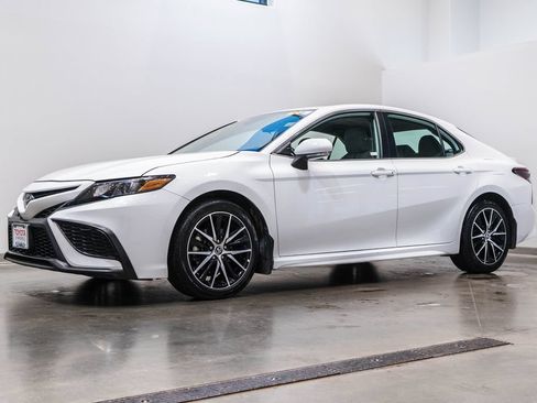 Used 2024 Toyota Camry SE w/ Cold Weather Package FWD image 3