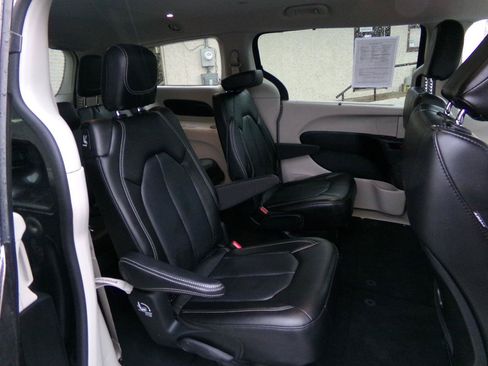 Used 2023 Chrysler Pacifica Touring-L AWD/4WD image 34