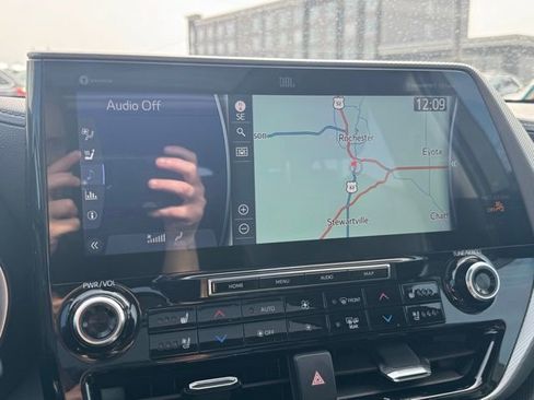 Used 2022 Toyota Highlander Platinum image 4