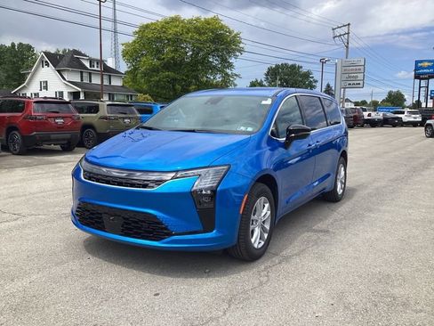 New 2027 Chrysler Pacifica Select AWD/4WD image 3