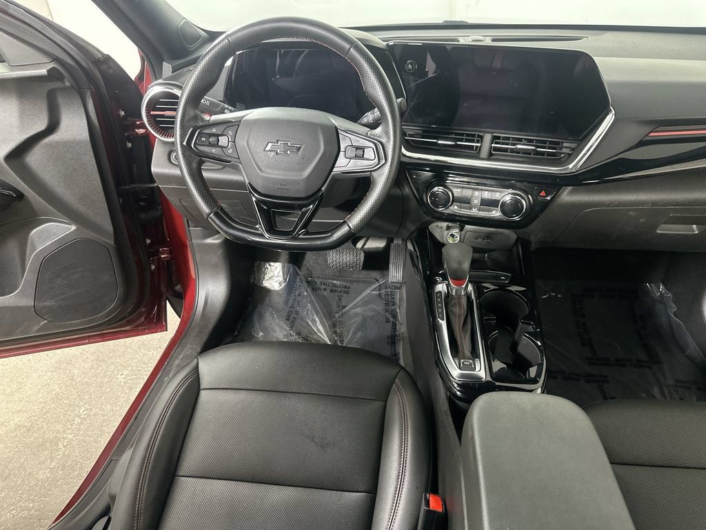 Used 2025 Chevrolet Trax RS w/ Sunroof Package FWD image 19