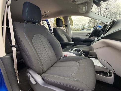 Used 2021 Chrysler Pacifica Touring image 21