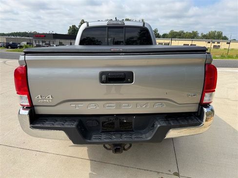 Used 2017 Toyota Tacoma SR5 w/ Tow Package AWD/4WD image 6
