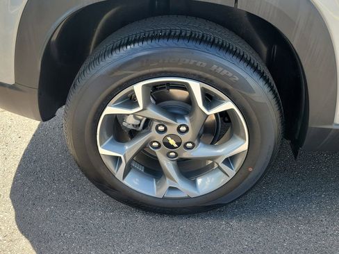 Used 2025 Chevrolet Trax LT w/ LT Convenience Package FWD image 6