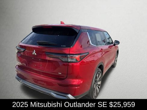 Used 2025 Mitsubishi Outlander SE AWD/4WD image 3