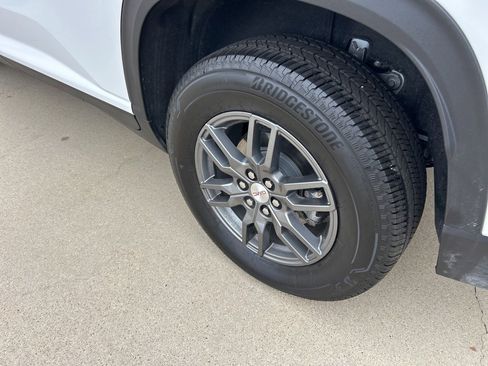 Used 2025 GMC Acadia Elevation image 10