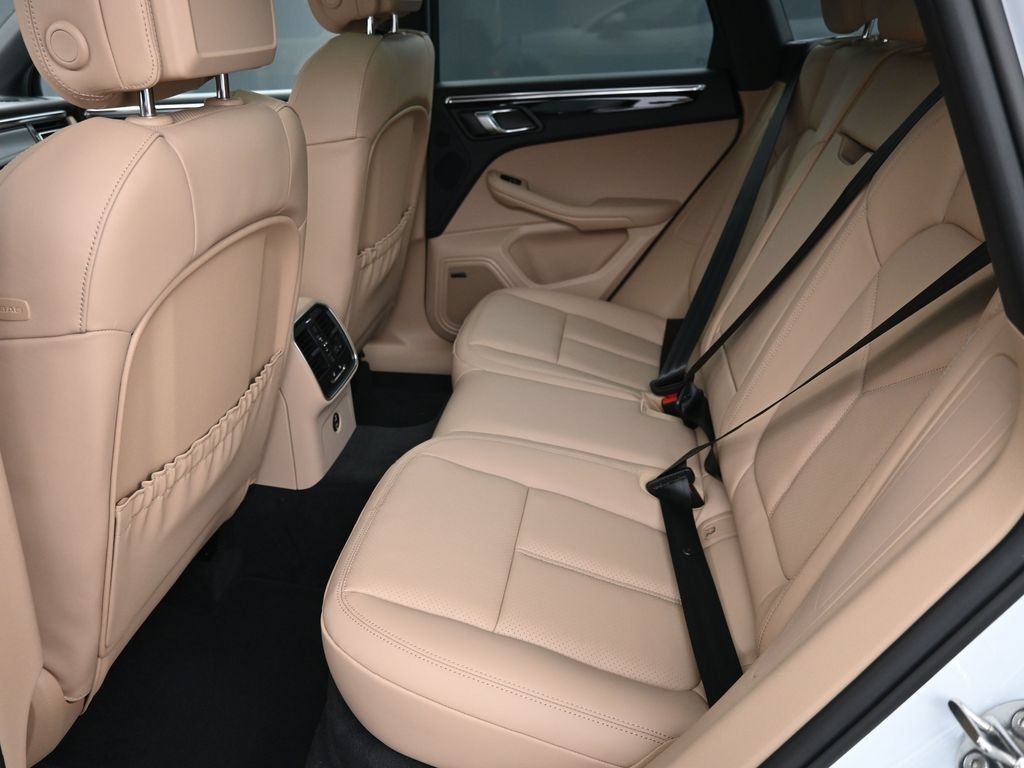 Certified 2025 Porsche Macan AWD/4WD image 7
