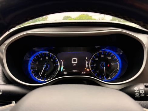 Used 2021 Chrysler Pacifica Touring-L FWD image 20