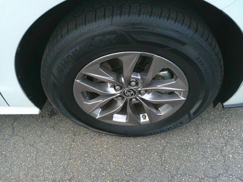 Used 2024 Toyota Sienna XLE image 15