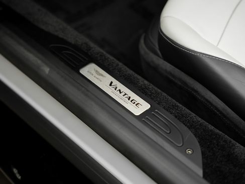 Used 2023 Aston Martin V8 Vantage Roadster RWD image 60