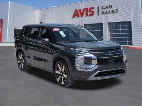 Used 2025 Mitsubishi Outlander SE FWD image 3