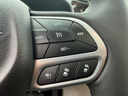 Certified 2024 Chrysler Pacifica Limited FWD image 19