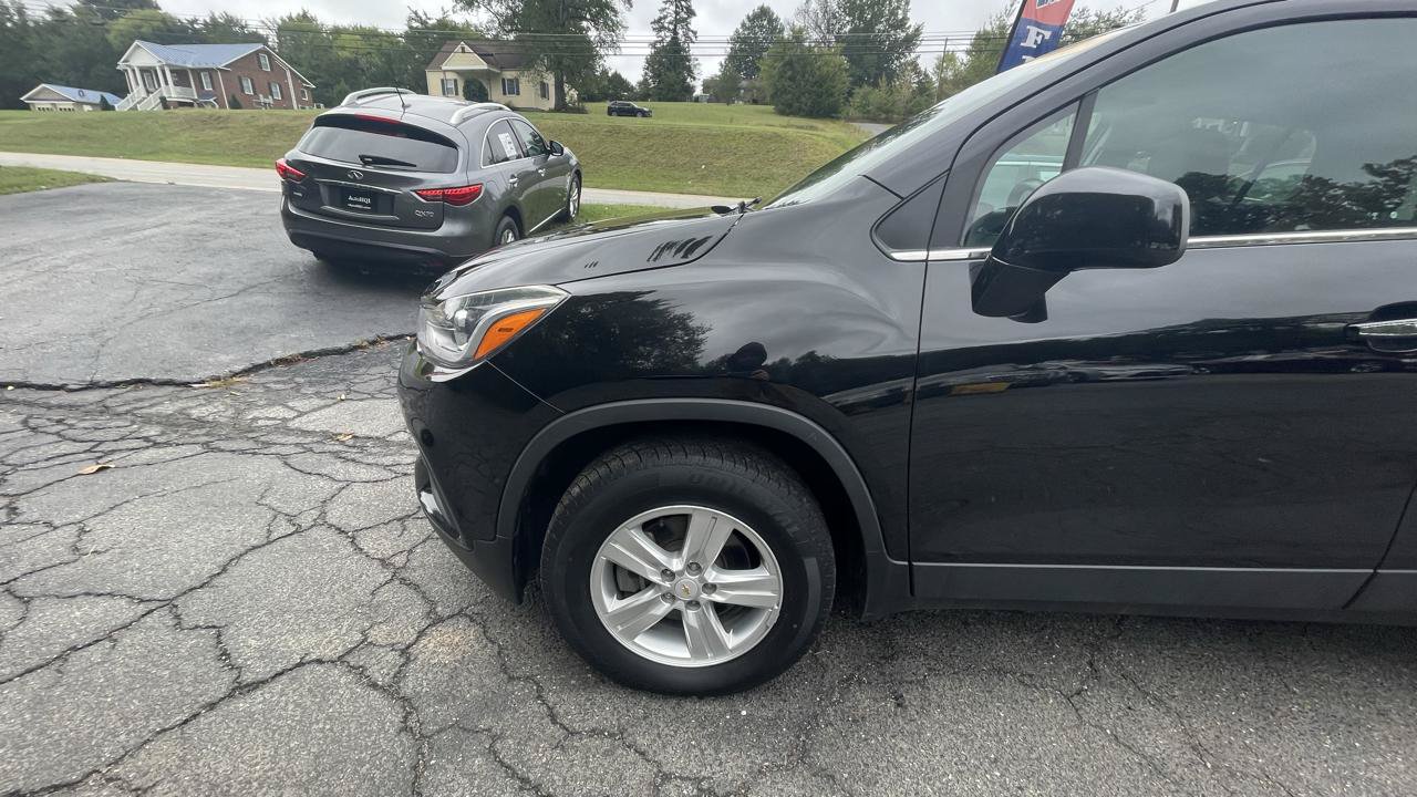 Used 2019 Chevrolet Trax LT w/ LT Convenience Package AWD/4WD image 2
