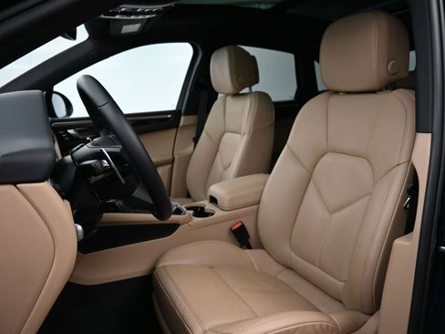 Certified 2023 Porsche Macan AWD/4WD image 5