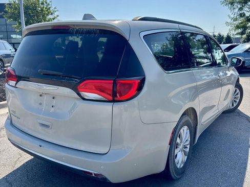 Used 2017 Chrysler Pacifica Touring-L FWD image 5