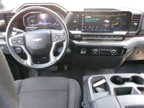 Used 2023 Chevrolet Silverado 1500 LT AWD/4WD image 11