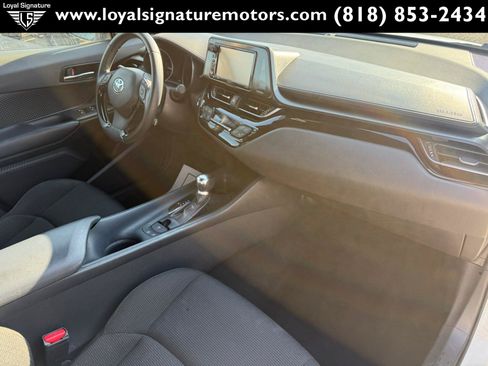 Used 2018 Toyota C-HR XLE FWD image 29