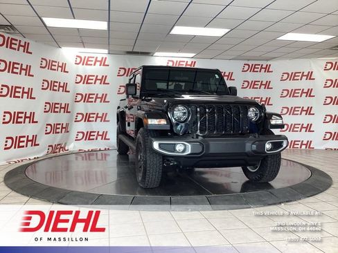 Used 2022 Jeep Gladiator Sport AWD/4WD image 1