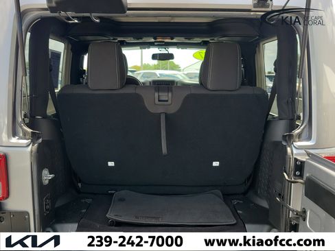 Used 2017 Jeep Wrangler Sahara w/ Connectivity Group AWD/4WD image 11