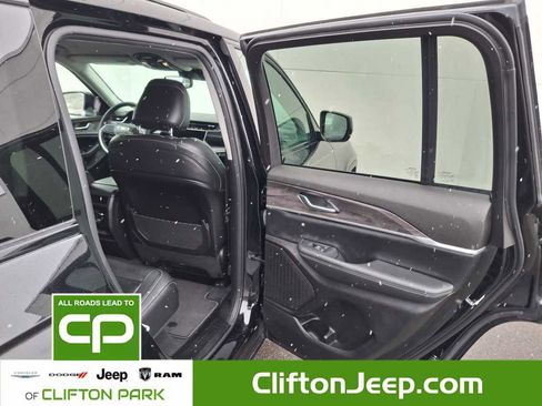 Used 2023 Jeep Grand Cherokee Limited w/ Black Appearance Package image 16