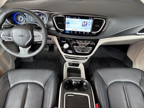 Used 2024 Chrysler Pacifica Touring-L FWD image 3