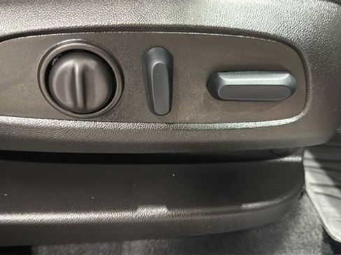 Used 2023 Chevrolet Equinox Premier image 34