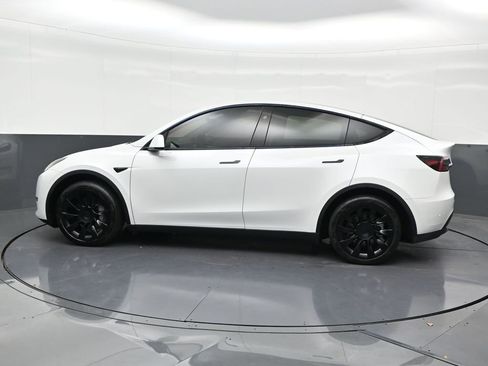Used 2024 Tesla Model Y Long Range image 2