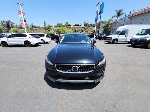 Used 2025 Volvo V60 B5 Cross Country Plus AWD/4WD image 3