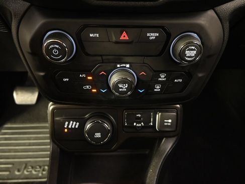 Used 2019 Jeep Renegade Latitude w/ Cold Weather Group AWD/4WD image 30