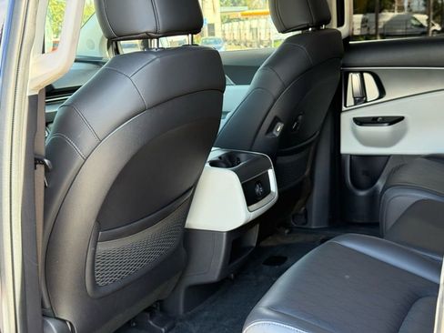 Used 2023 Kia Carnival LX image 9