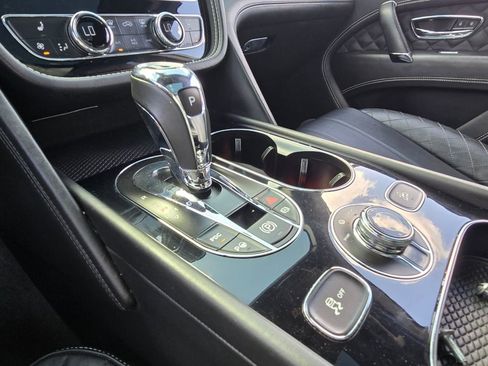 Used 2018 Bentley Bentayga AWD/4WD image 22